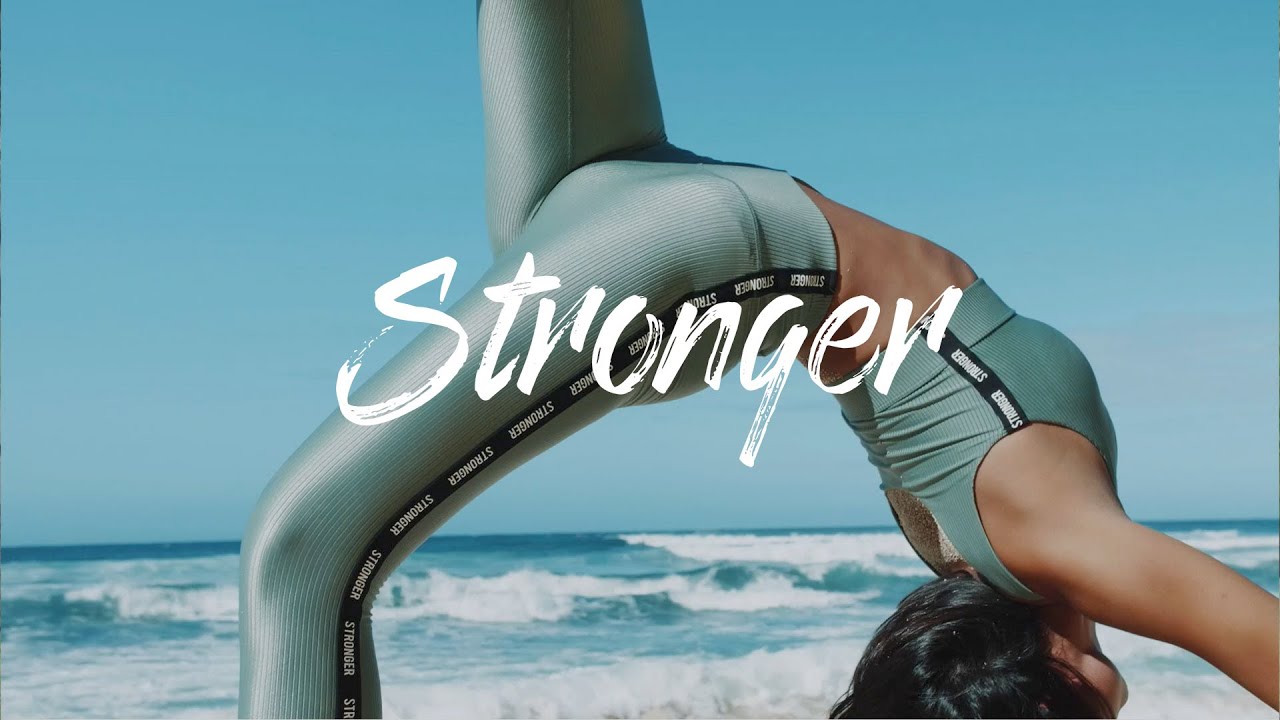 stronger-activewear-bali-beach-yoga-backbend-wedo-creative